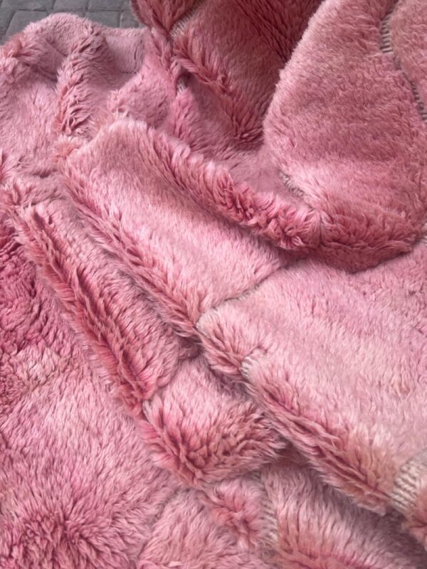 Nye tepper fra Cosa. Et stort og vakkert teppe i rosa sjetteringer. Tykt og mykt.