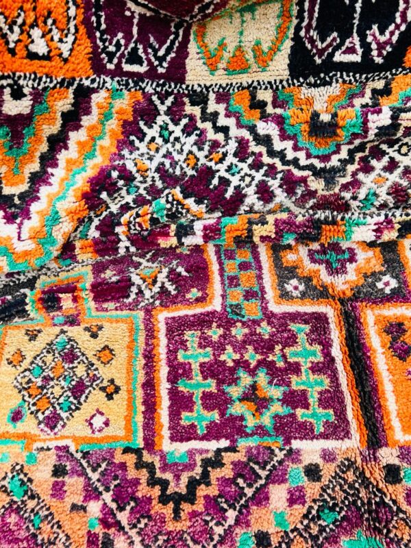 Nye tepper fra Cosa. Dette er sjelden vare, et teppe knyttet i det sørlige Marokko av Mediouna stammen.